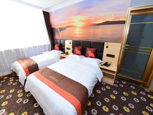 two beds in a room with a sunset painting on the wall at JUN Hotels Shanxi Changzhi Xiangyuan Taihang Road JuranZhijia in Changzhi