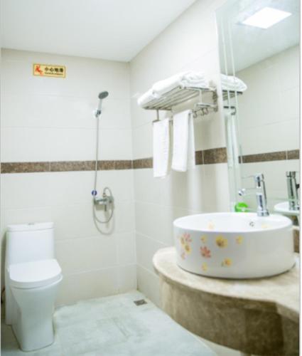 a bathroom with a tub and a toilet and a sink at JUN Hotels Sichuan Xhengdu Pidu University City in Chengdu