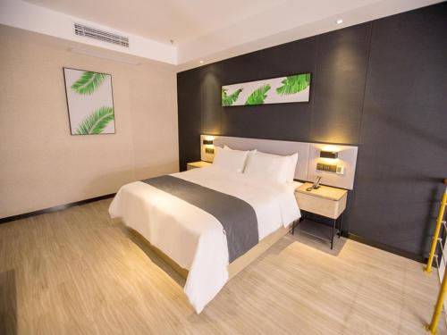sypialnia z dużym białym łóżkiem i biurkiem w obiekcie Up And In Zhejiang Shaoxing Zhuji Fengqiao Town w mieście Shaoxing