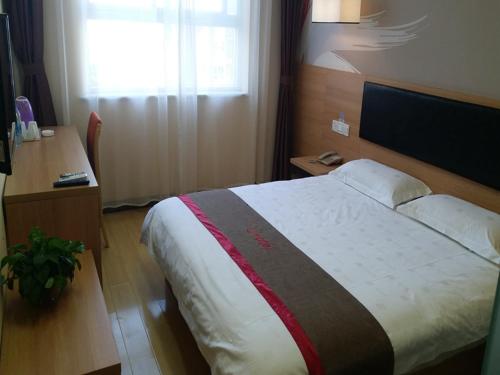 um quarto com uma cama grande e uma janela em Thank Inn Chain Hotel Hebei Shijiazhuang Jingxingkuang District Long Distance Bus Station em Shijiazhuang