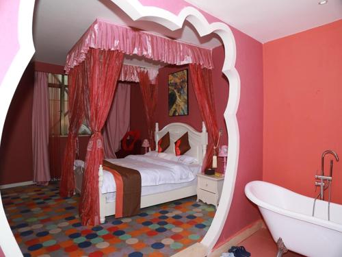 a bedroom with a bed and a tub in a room at JUN Hotels Jiangnan Nanchang Nanchang County Xiaolan Industrial Park in Nanchang