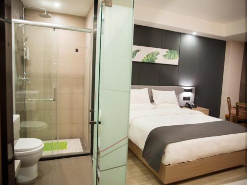 - une chambre avec un lit, une douche et des toilettes dans l'établissement Up And In Guizhou Qian Southwest Xingyi City Mengle City, à Xiawutun