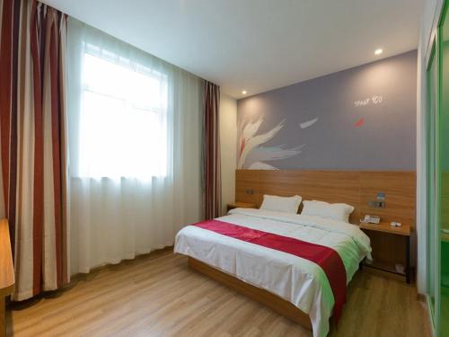 sypialnia z dużym łóżkiem i dużym oknem w obiekcie Thank Inn Chain Hotel Xuzhou Quanshan District Yunlong Lake w mieście Xuzhou