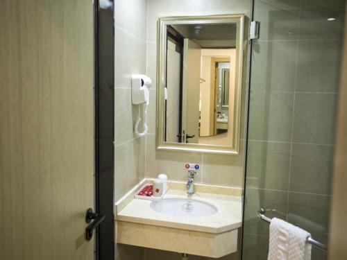 Kupatilo u objektu Thank Inn Plus Hotel Yichang Free Trade Zone Development Avenue