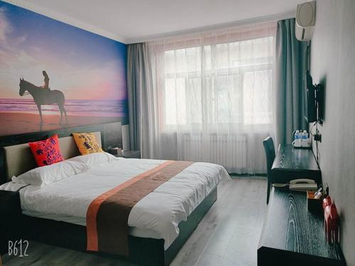 een slaapkamer met een bed en een schilderij van een vrouw op een paard bij JUN Hotels Hebei Zhangjiakou Xuanhua District Railway Station Store in Zhangjiakou