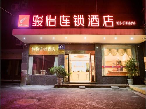 una tienda con letreros de neón delante de ella en JUN Hotels Sichuan Xhengdu Pidu University City en Chengdú