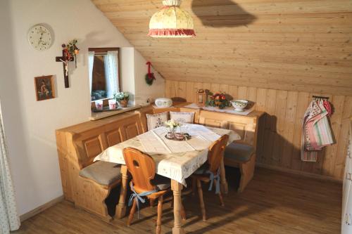 comedor con mesa y sillas en Ferienwohnungen Vogelrast, en Berchtesgaden