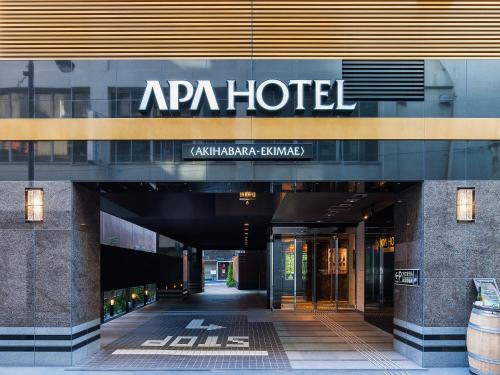 un edificio con un cartel que dice hotel apán en APA Hotel Akihabara-Ekimae, en Tokio