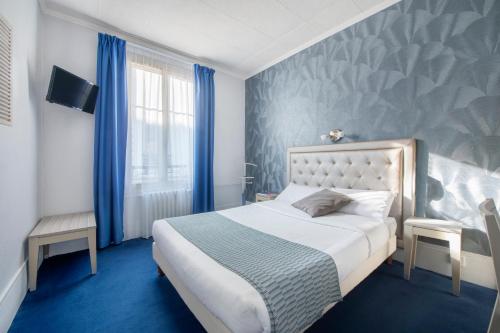 Katil atau katil-katil dalam bilik di Royal Hotel Versailles