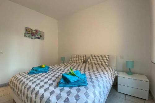 una camera da letto con un letto con sacchi blu sopra di Casa Cincillà ad Ascona