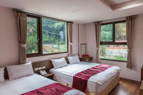 Llit o llits en una habitació de Sin Ging Hong Resort