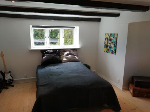 a bedroom with a bed and a window at Cozy Villa-Apartment - Close to Aalborg center - Free citybikes and parking in Aalborg