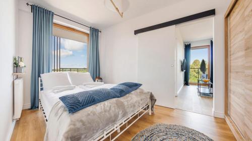 Кровать или кровати в номере Jantar Apartamenty - Beach Resort