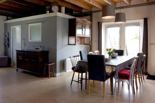 - une salle à manger avec une table et des chaises dans l'établissement Boerderij de Zalm, à Schalkwijk