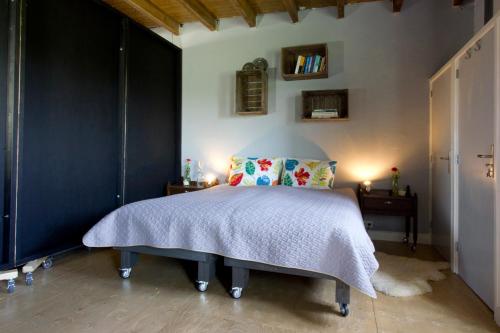 - une chambre avec un lit blanc et 2 oreillers dans l'établissement Boerderij de Zalm, à Schalkwijk