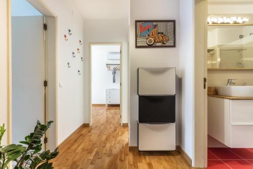 una cocina con fregadero y refrigerador en Magic Theatre Faro Center, en Faro