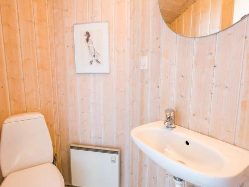 Koupelna v ubytování 6 person holiday home in Hvide Sande