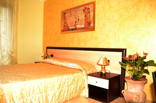 A bed or beds in a room at La Baia del Lago