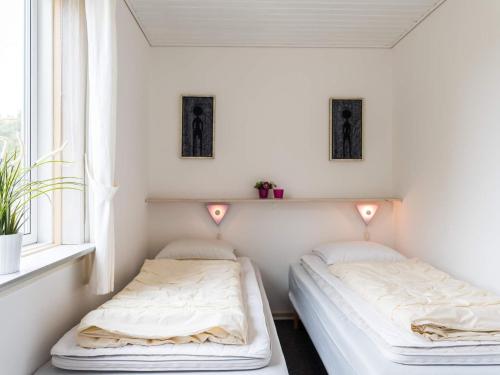 En eller flere senge i et værelse på Holiday home Hvide Sande LXXXV