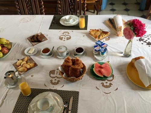 ベレームにあるChâteau des Feugeretsの白いテーブルクロスと食べ物