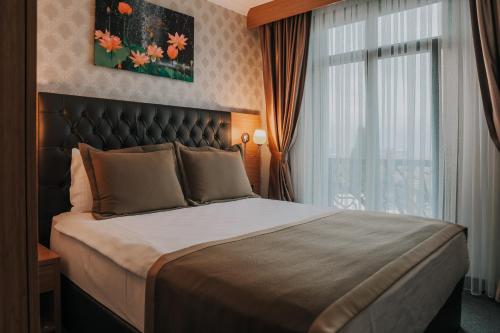 A bed or beds in a room at Otel Grand Lark İstanbul
