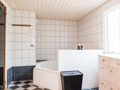 Koupelna v ubytování Holiday home Oksbøl LIV