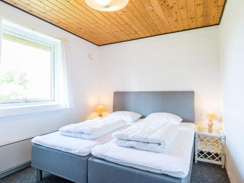 เตียงในห้องที่ Holiday home Oksbøl LV