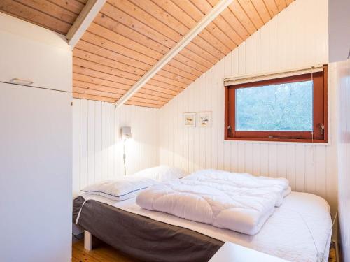 A bed or beds in a room at Holiday home Blåvand CXLVI