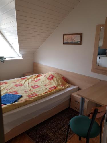 una camera da letto con un letto, una scrivania e una sedia di LivingPalanga Meta3 a Palanga