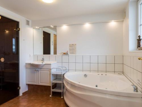 Ett badrum på Holiday home Blåvand CLXX