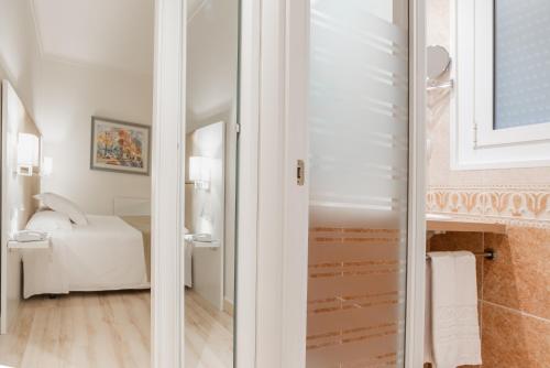 Hotel Pirineos Figueres by Pierre & Vacancesにあるベッド