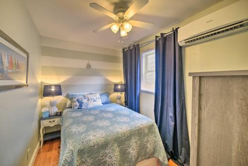 um quarto com uma cama e uma ventoinha de tecto em Coastal Pet-Friendly Cottage Less Than half Mi to Beaches em Chesapeake Beach