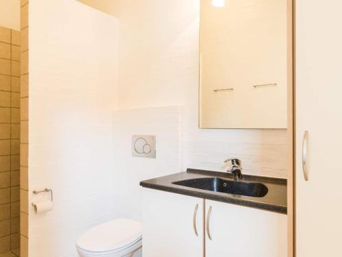 ein Badezimmer mit Waschbecken und Toilette in der Unterkunft Modern Beach Retreat in Blavand-By Traum in Blåvand