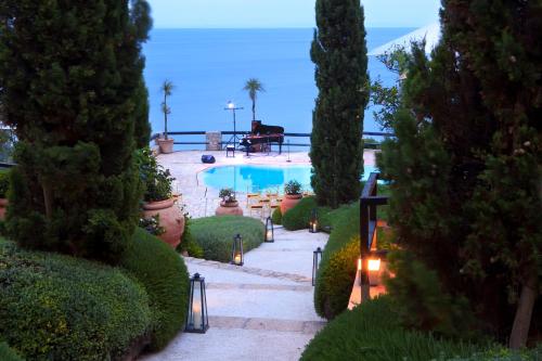 La alberca dentro o cerca de Il Pellicano