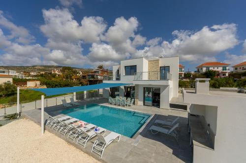 Swimmingpoolen hos eller tæt på Villa Aldebaran