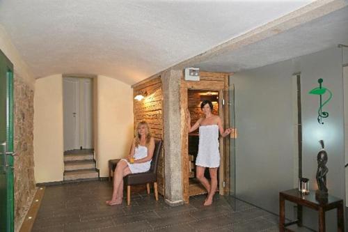 a woman standing in a room with a woman at Ferienwohnungen Wald und Wiese in Waldkirchen