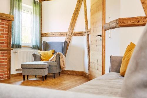 瓦爾德基興的住宿－Ferienwohnungen Wald und Wiese，一间卧室配有一张床和一把椅子