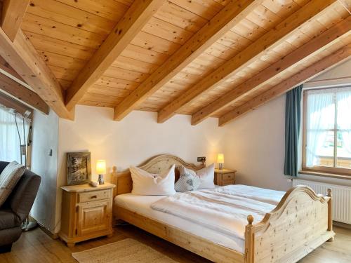 Un pat sau paturi într-o cameră la Gästehaus "Zur Schmiede"