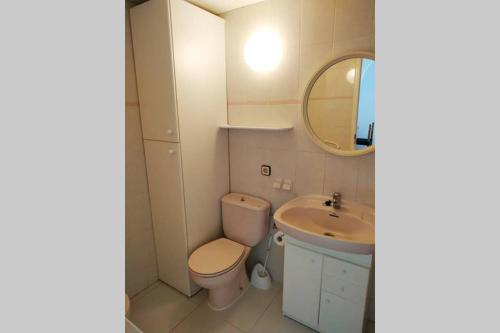 y baño con aseo, lavabo y espejo. en Apartamento en Arcos de Font Nova (4-6), en Peñíscola