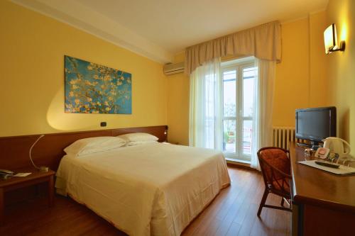 Best Western Hotel Crimea في تورينو: غرفه فندقيه سرير وتلفزيون