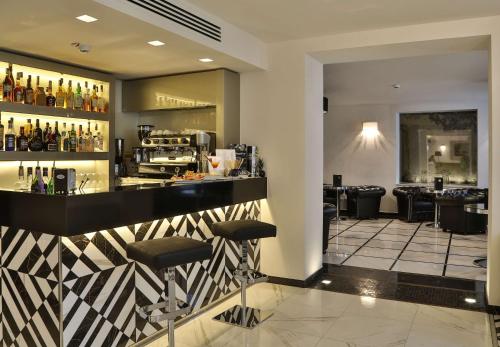 eine Lobby mit einer Bar und einem Restaurant in der Unterkunft Best Western Premier Milano Palace Hotel in Modena