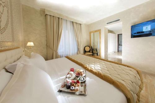Кровать или кровати в номере Best Western Premier Milano Palace Hotel
