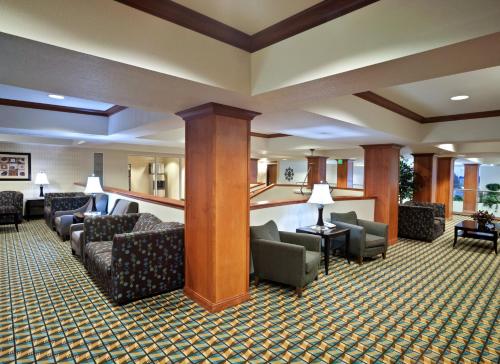 Giường trong phòng chung tại Holiday Inn Express & Suites Nampa - Idaho Center, an IHG Hotel