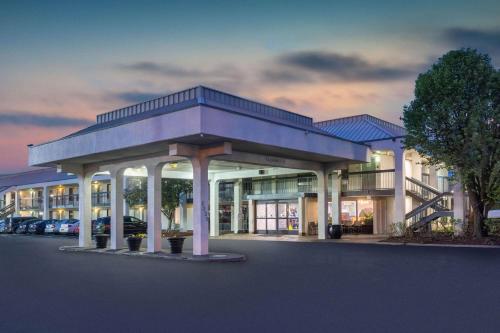 a large building with at Baymont by Wyndham Murfreesboro in Murfreesboro