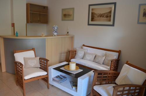 een woonkamer met een bank en een tafel en stoelen bij Apartments Leticia in Baška