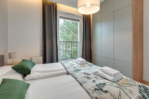 索波特的住宿－Sopot Comfort Apartments，一间卧室设有一张大床和窗户
