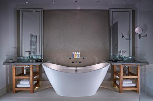 A bathroom at Alexander House Hotel & Utopia Spa 