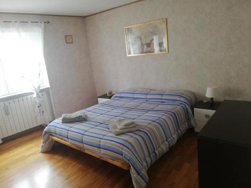 een slaapkamer met een bed met twee handdoeken erop bij Cif apartment 3 in Pastena