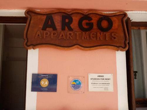 un letrero que dice aparatos de argo en una pared en Αrgo Studios, en Pythagoreio