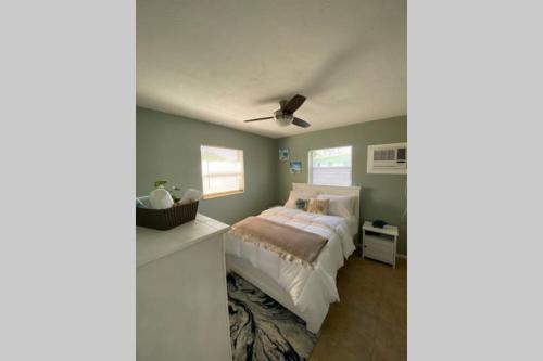 - une chambre avec un lit et un ventilateur de plafond dans l'établissement Private single family home - 10 minutes from beach, à Pompano Beach